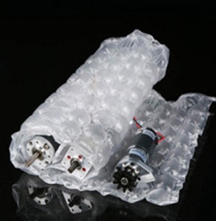 Xianghao Packaging really recommends the newly developed strong bubble paper for you. The bubble is no longer like the traditional bubble paper. The bubble is too small and the buffer effect is not enough. It has to be wrapped in several layers.  The strong bubble paper has larger bubbles, so you don't need to waste too much bubble paper on the packaging. You only need to wrap a layer of bubble paper on the product to protect your goods by 360 °.  Strong bubble paper has a good cushioning and pressure resistance effect, in addition to taking into account the safety of packaging, let people have a further understanding of the aesthetics of packaging.  In addition to being cost-effective, the strong bubble paper also takes into account the stronger cushioning effect of product protection, effectively reduces logistics costs, and achieves a friendly environment to replace the traditional bubble paper, poly dragon, foam and other buffer packaging.