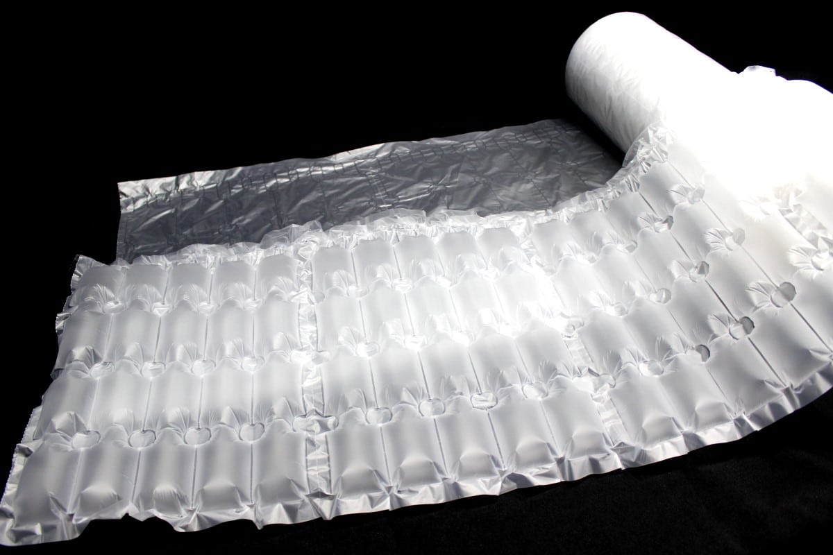 Buffer packaging material Traditional bubble cloth-The improved strong bubble paper has a shock absorption effect and a wide coverage. The maximum convenience of the strong bubble cloth does not need to be cut by hand to tear, and can quickly provide a good buffer effect for the packaging of naked products.  There are many styles of cushioning material strong bubble cloth, suitable for packaging of various products and filling the voids in the box. The production is also very simple. Just use a cushion air cushion machine at home, factory, office to make bubble bags and bubble cloth.