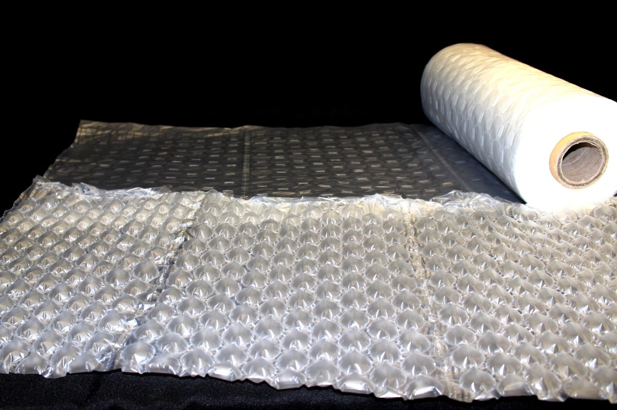 Buffer packaging material Traditional bubble cloth-The improved strong bubble paper has a shock absorption effect and a wide coverage. The maximum convenience of the strong bubble cloth does not need to be cut by hand to tear, and can quickly provide a good buffer effect for the packaging of naked products.  There are many styles of cushioning material strong bubble cloth, suitable for packaging of various products and filling the voids in the box. The production is also very simple. Just use a cushion air cushion machine at home, factory, office to make bubble bags and bubble cloth.